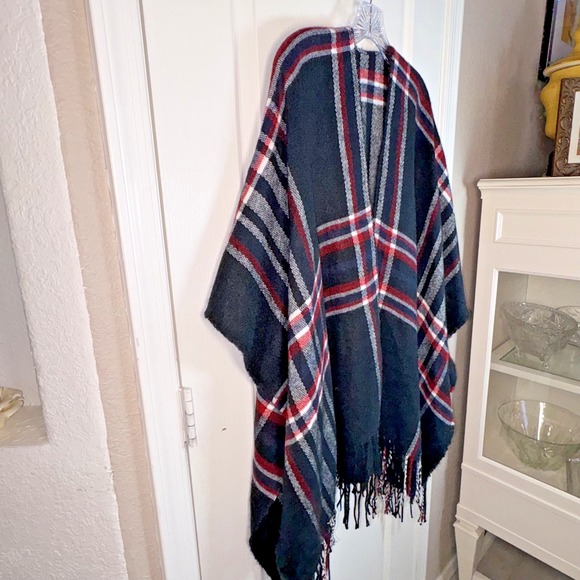 Boutique Women's Checked Poncho NWOT One Size Black Red White Cozy Wrap Cape Sty - Picture 3 of 4